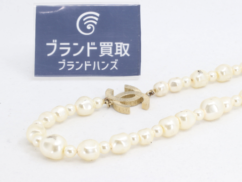 シャネルのフェイクパールネックレス