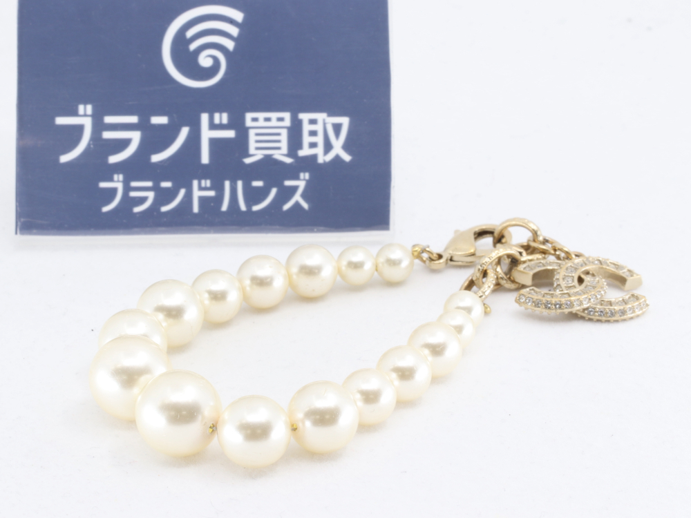 シャネルのフェイクパールブレスレット全体
