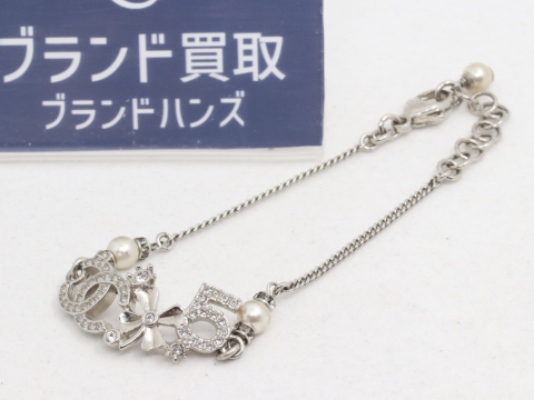 シャネルのラインストーンブレスレット