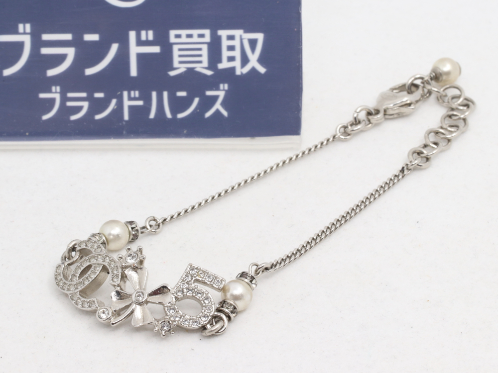シャネルのラインストーンブレスレット全体