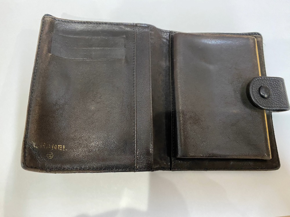 シャネル二つ折りがま口財布内