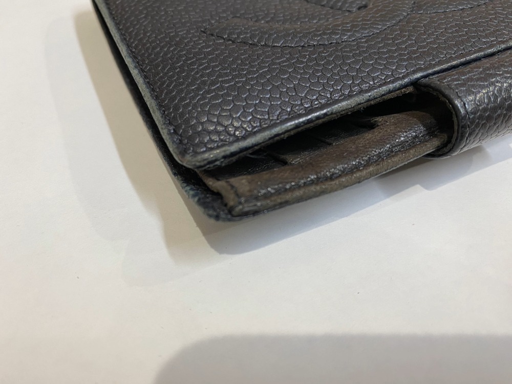 シャネル二つ折りがま口財布角