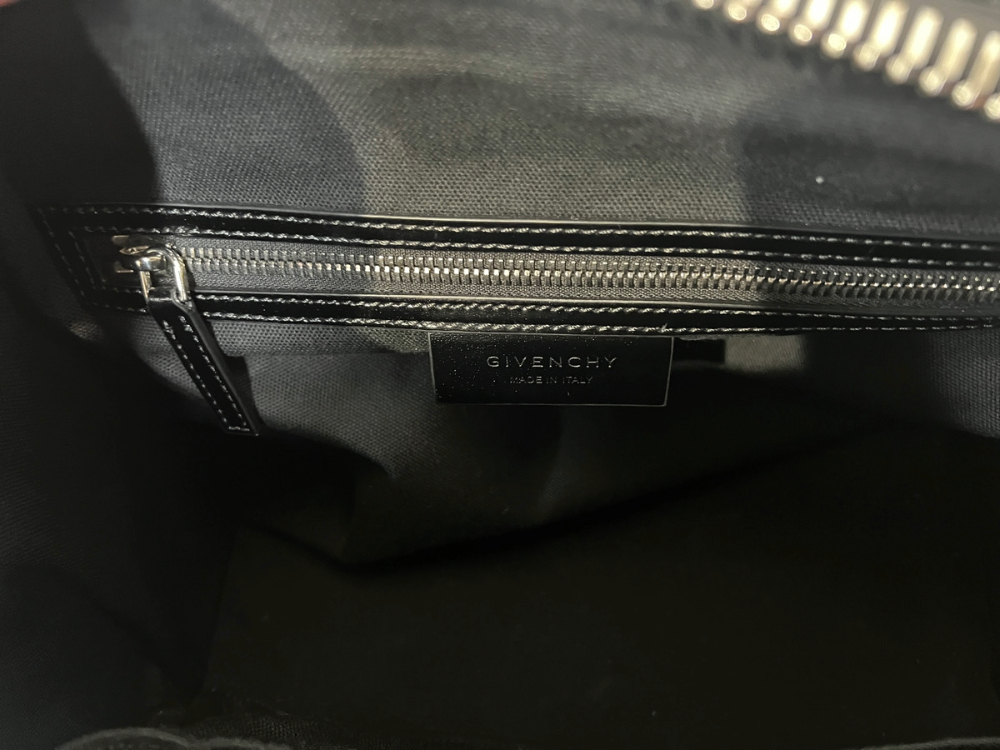 ジバンシー2WAYハンドバッグ内