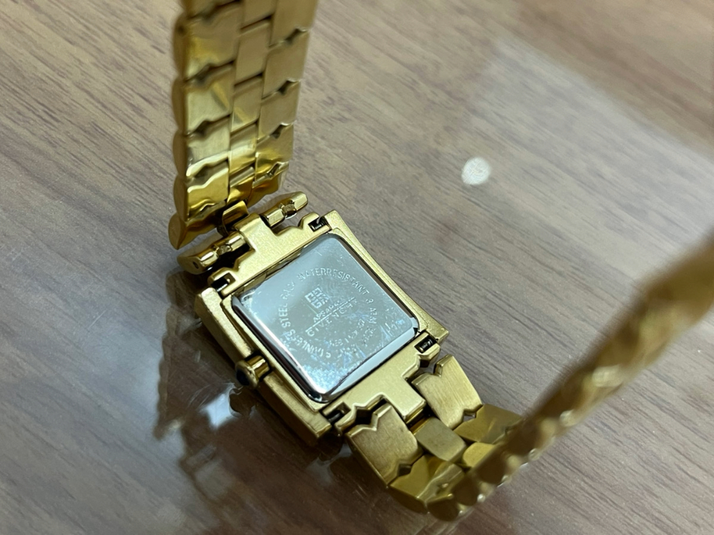 ジバンシーのレディース腕時計裏蓋