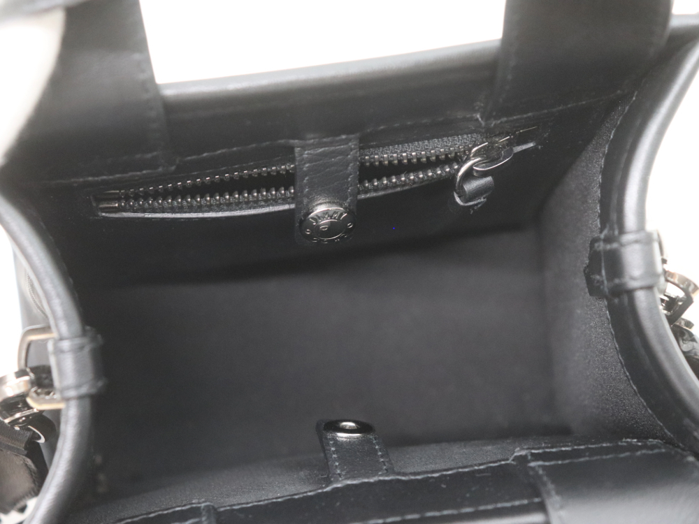 ジミーチュウの2WAYトートバッグ内