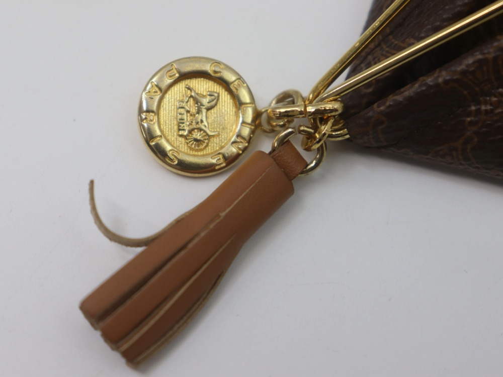 セリーヌ マカダムトライアングルコインケース金具