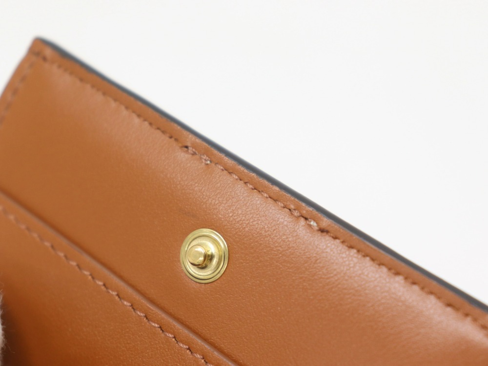 セリーヌのトリオンフフォールデッド財布ボタン