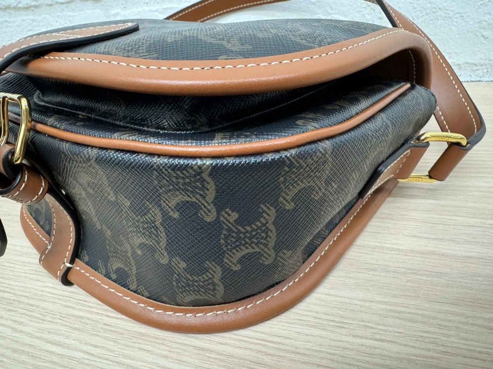 セリーヌのフォルコショルダーバッグ角