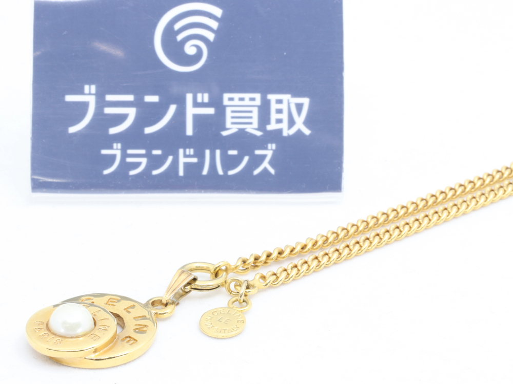 セリーヌのロゴパールネックレス全体
