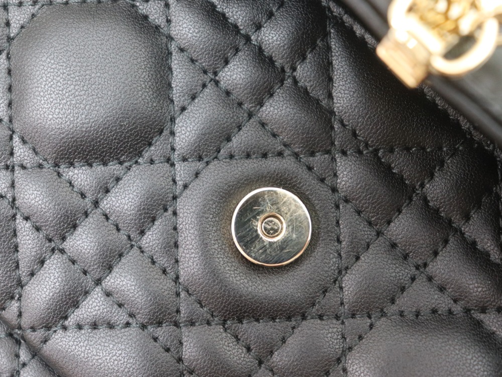 ディオールチェーンウォレットボタン