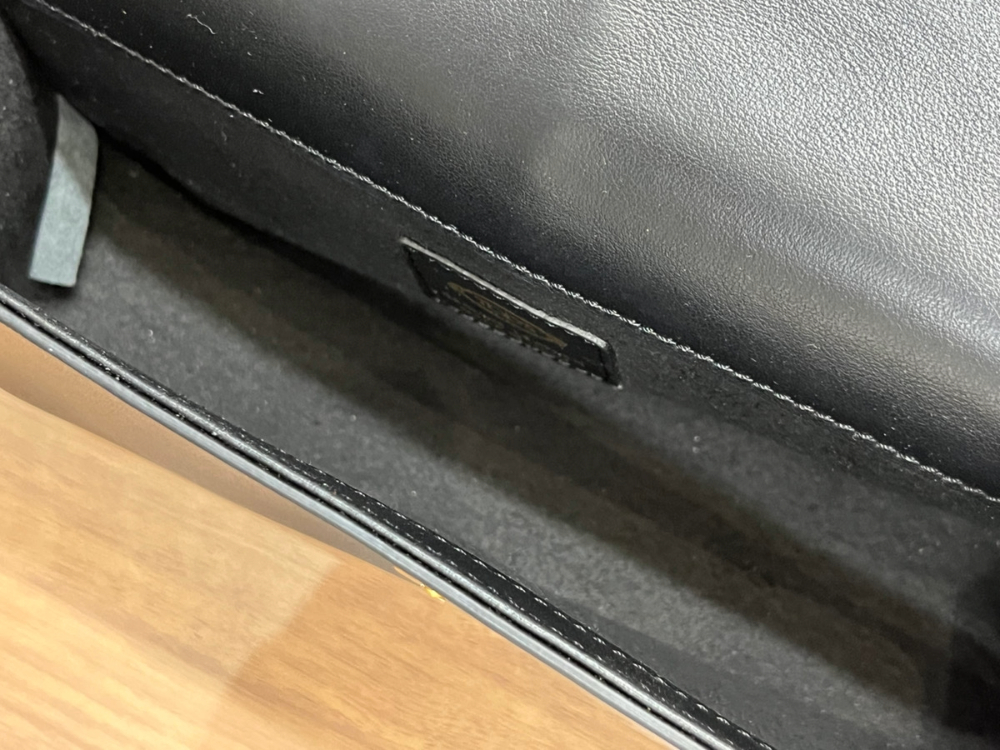 トッズTタイムレスショルダーバッグ内