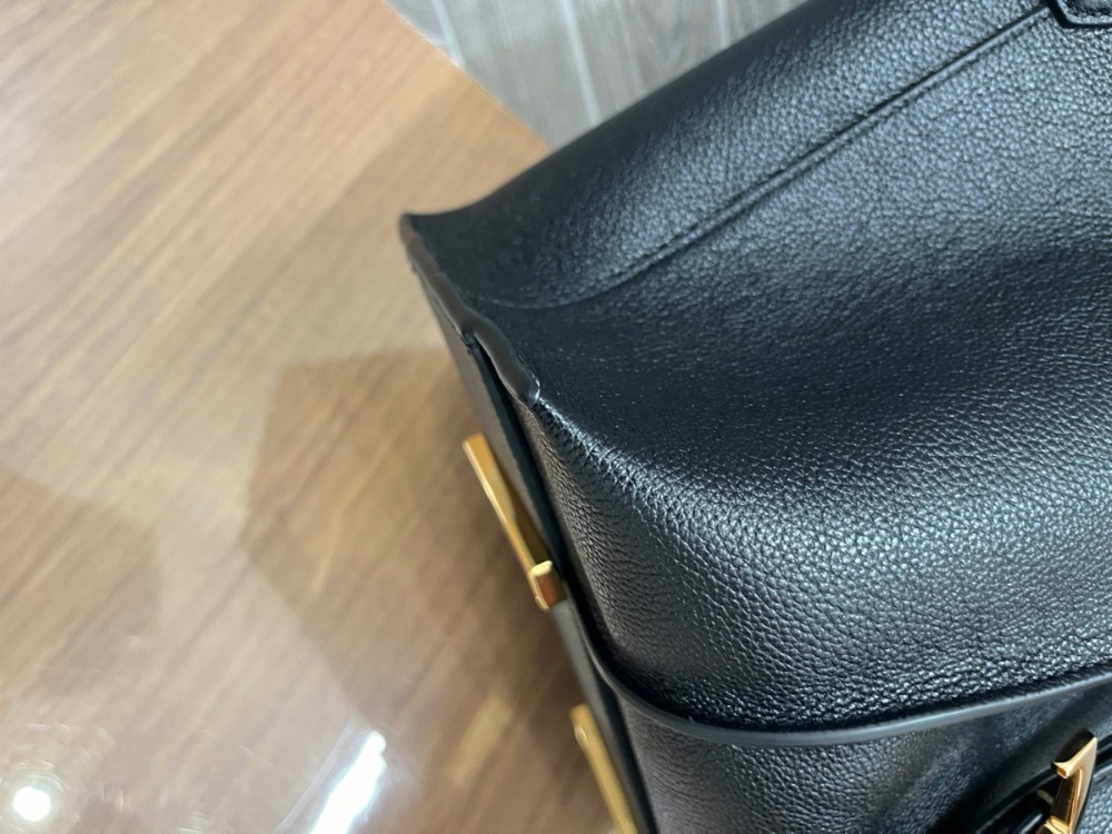 トッズの2WAYショルダーバッグ角