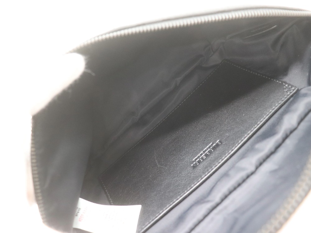 バーバリーのボディバッグ内