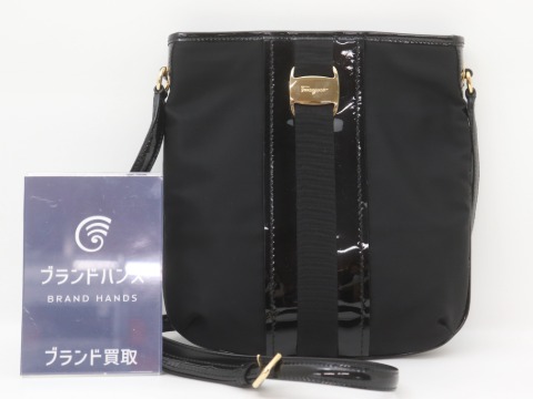 フェラガモヴァラショルダーバッグ