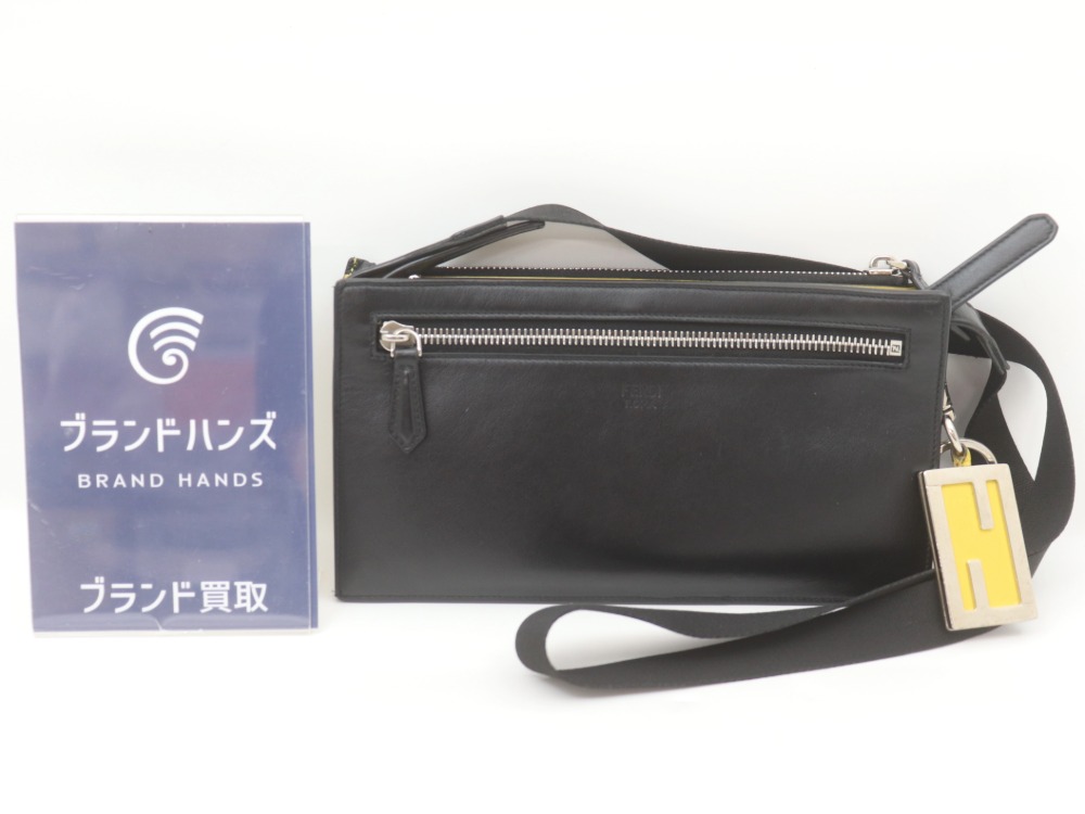 フェンディのショルダー財布正面