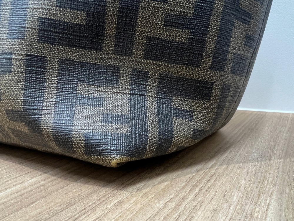 フェンディズッカトートバッグ角