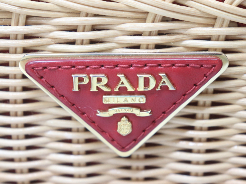 プラダの2WAYかごバッグロゴ