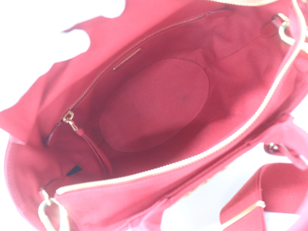 プラダの2WAYかごバッグ内