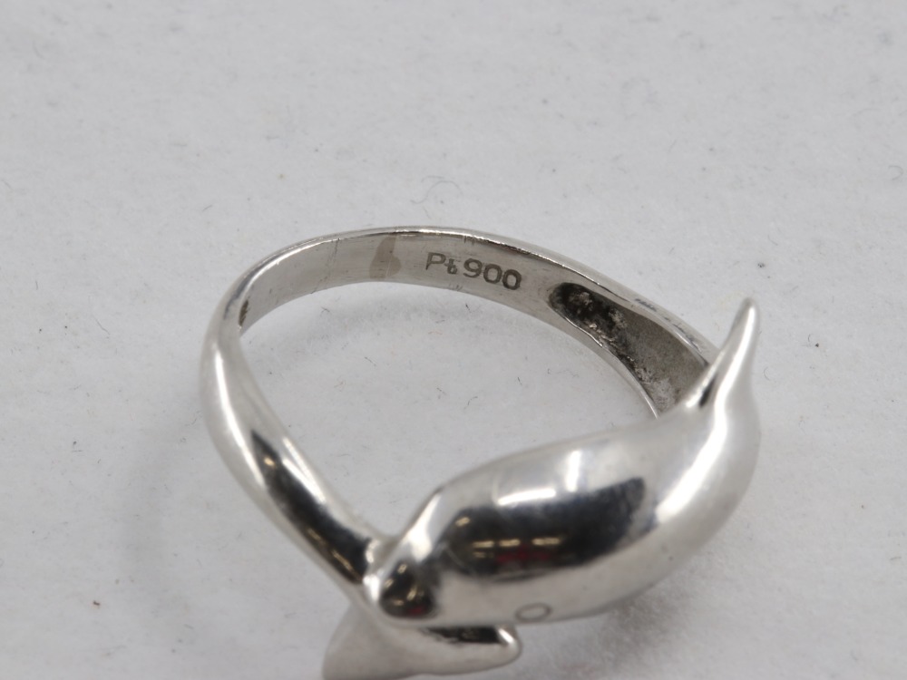 プラチナPT900のイルカモチーフリング刻印