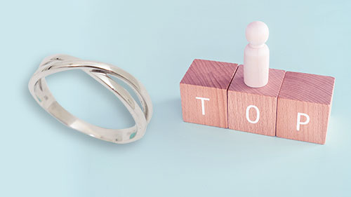 プラチナのリングとTOP