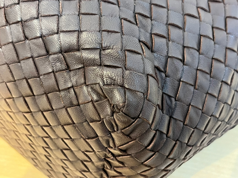 ボッテガのイントレチャートトートバッグ角