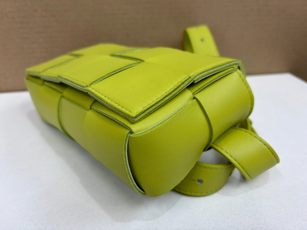 ボッテガヴェネタのカセットベルトバッグ角