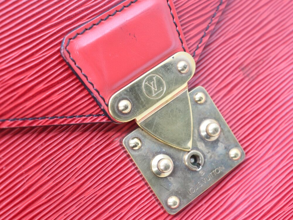 ボロボロのルイヴィトンポルトドキュマンバンドリエール金具