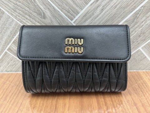 ミュウミュウのマテラッセ二つ折り財布