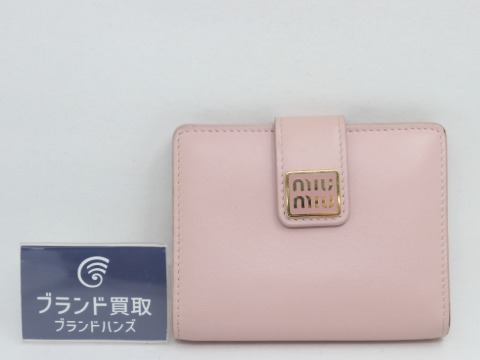 ミュウミュウのロゴプレート財布