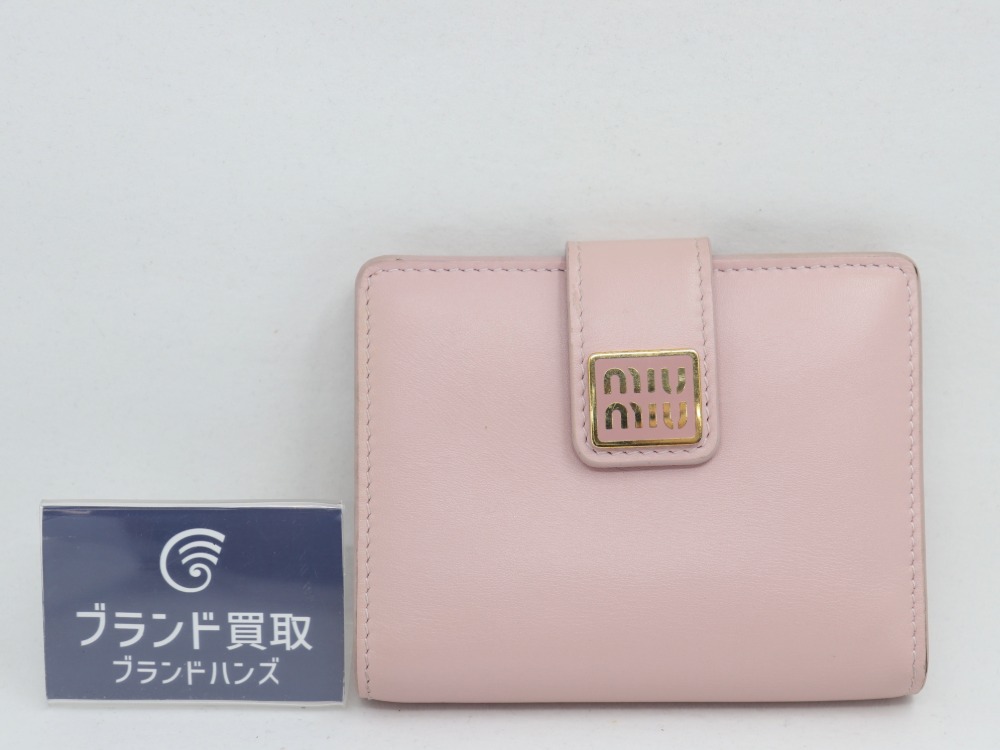 ミュウミュウのロゴプレート財布正面
