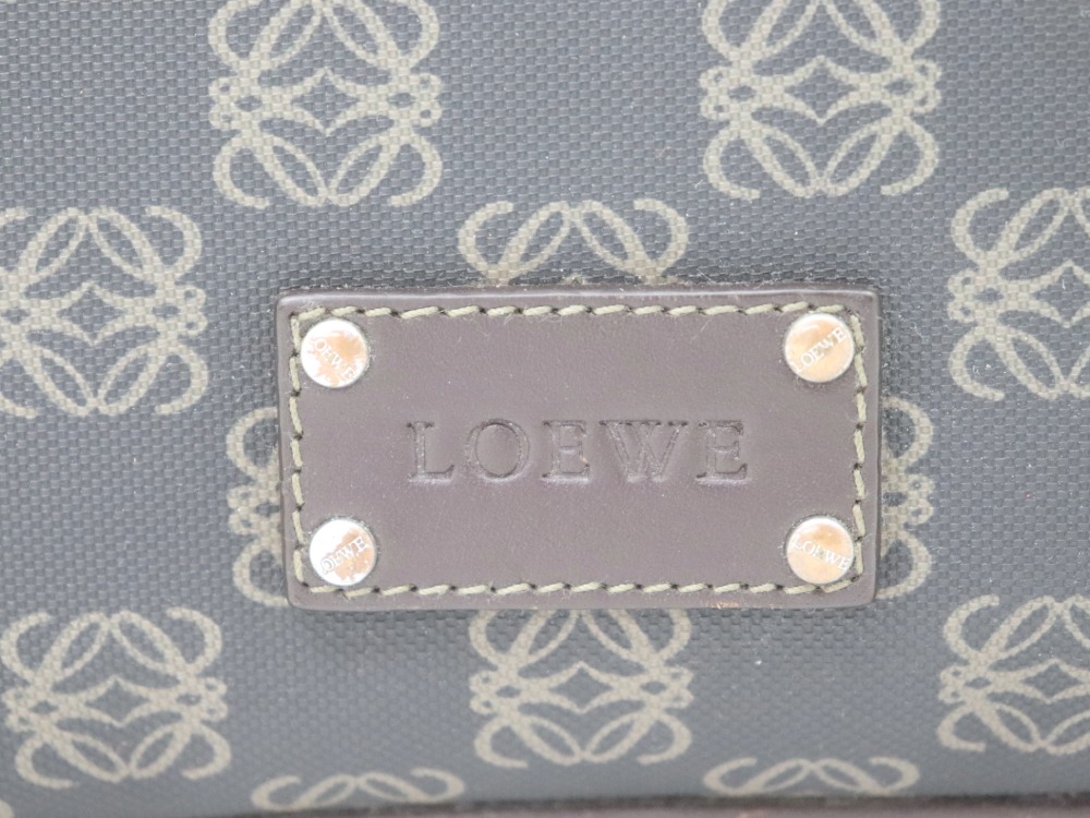 ロエベのアナグラムクラッチバッグロゴ