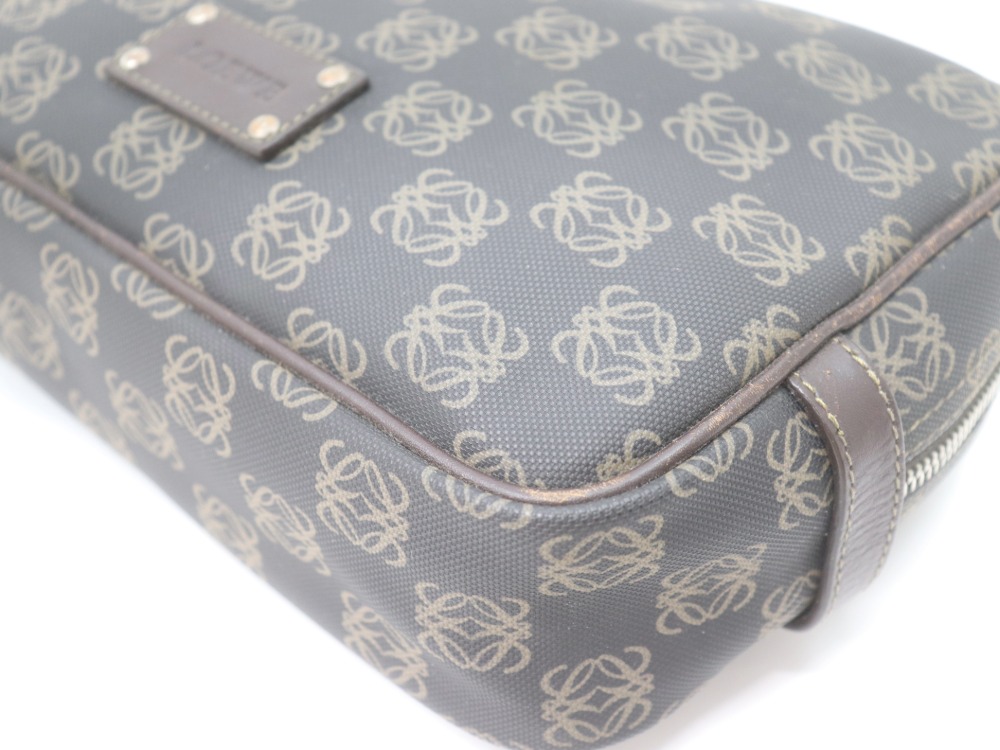 ロエベのアナグラムクラッチバッグ角