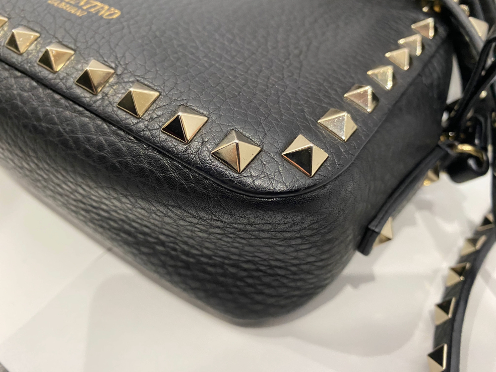 ヴァレンチノロックスタッズショルダーバッグ角2
