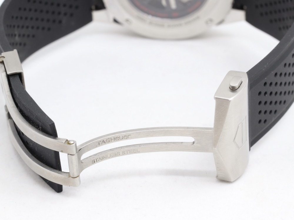 変色有タグホイヤーのカレラCBG2A1Zバックル