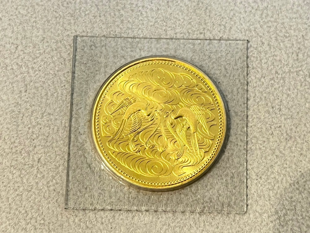 天皇陛下御在位60年記念10万円金貨表面