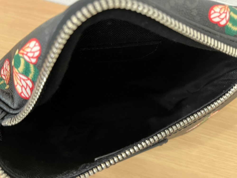 未使用のグッチボディバッグ内