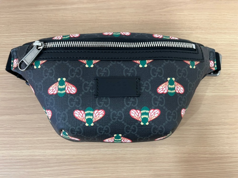 未使用のグッチボディバッグ正面