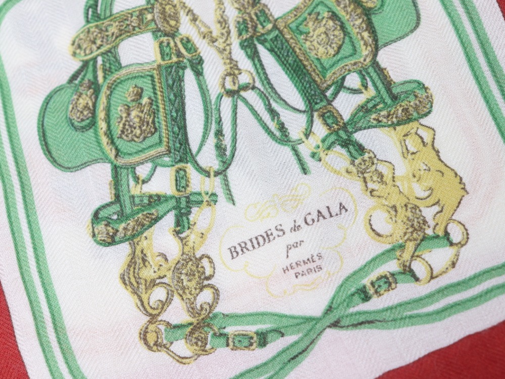 汚れのあるエルメスのカレ90式典用馬勒アップ