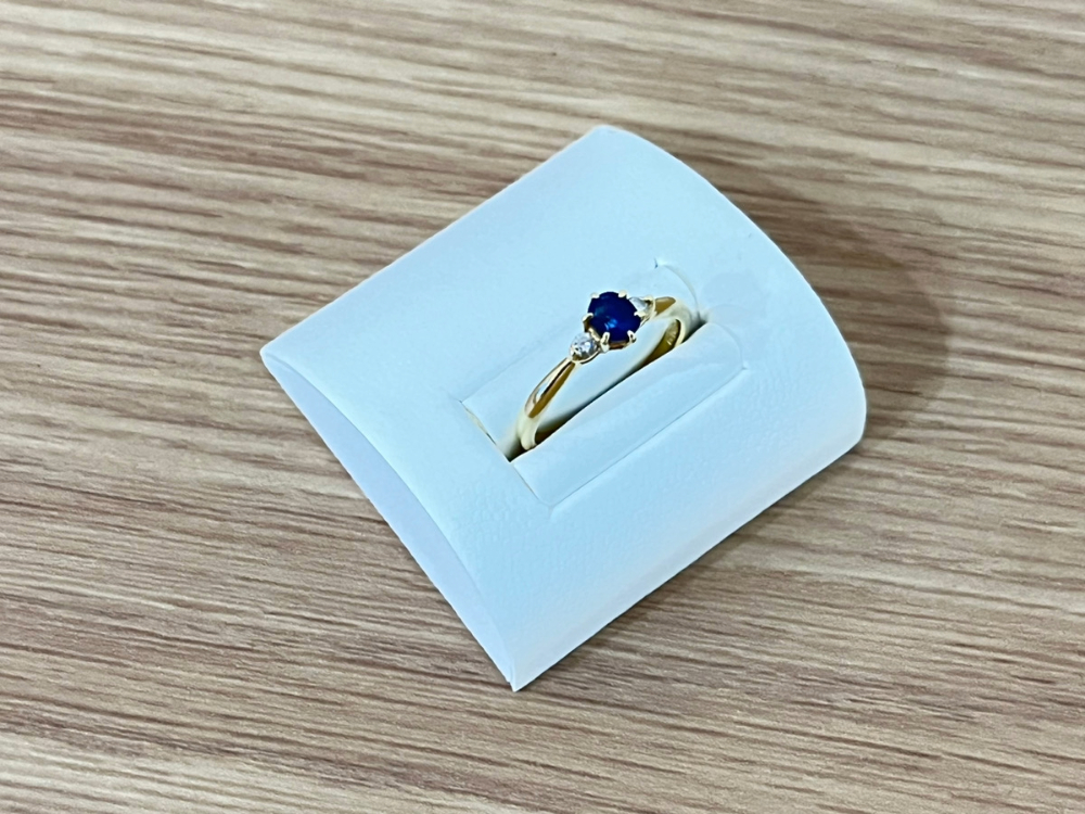 美品のK18サファイアダイヤリング右斜め
