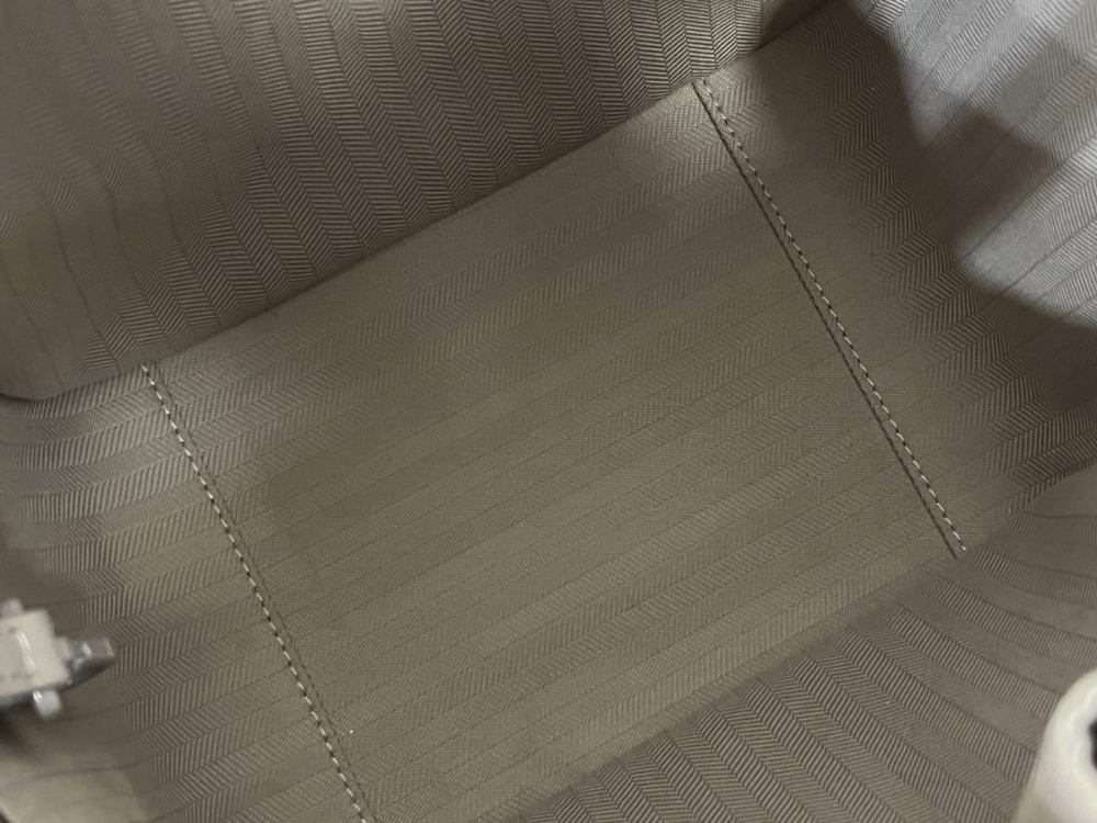 美品のロエベのハンモックコンパクト内側