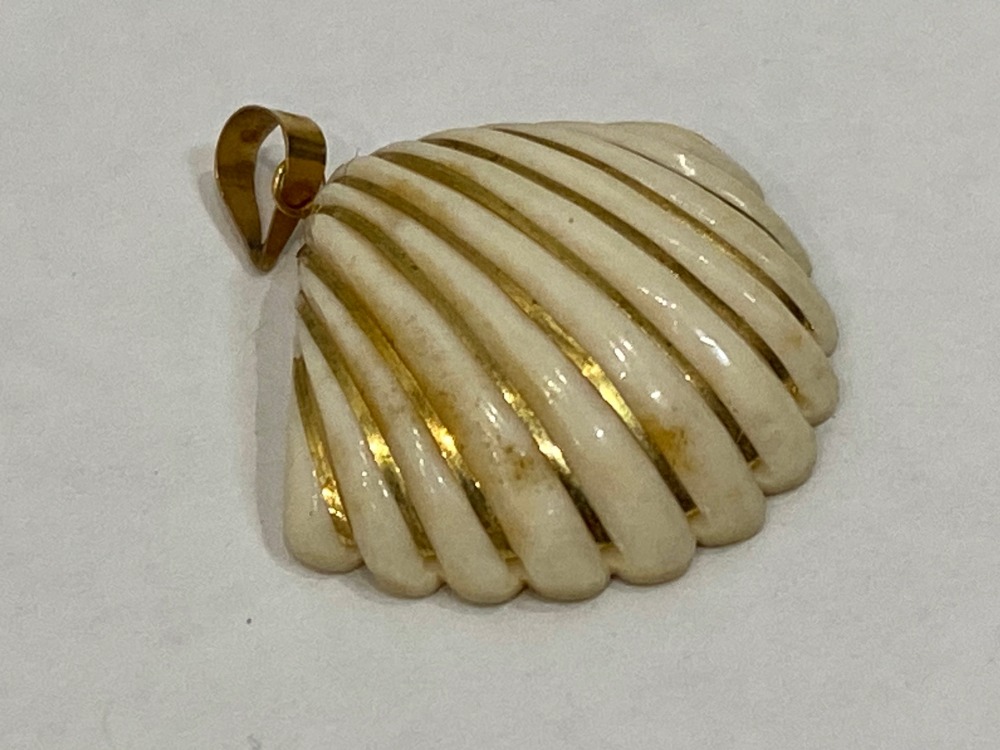 金K14貝モチーフペンダントトップ斜め