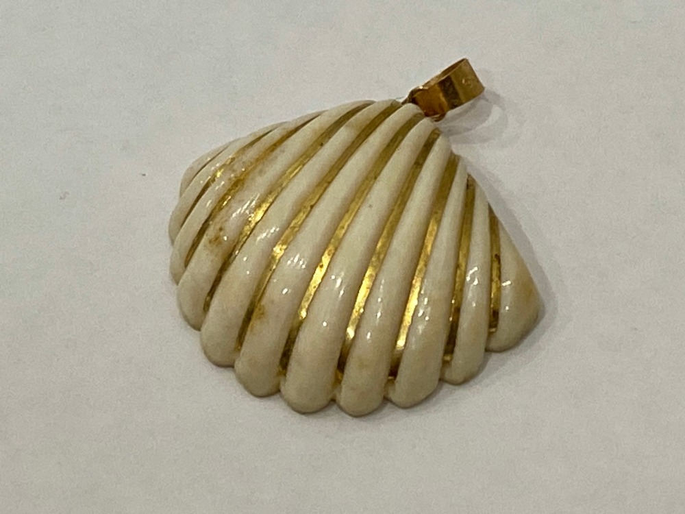 金K14貝モチーフペンダントトップ斜め2
