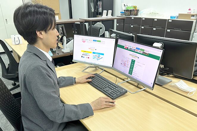 ブランドハンズの鑑定士が買取後の事務作業をしている様子