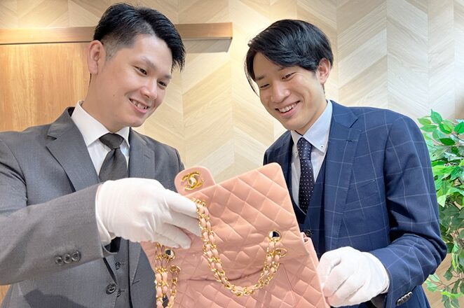 ブランドハンズ鑑定士の上司が部下へマンツーマンで指導している様子
