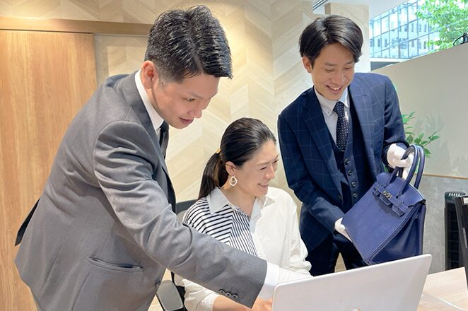 ブランド買取ブランドハンズのスタッフが和気あいあいと研修している様子