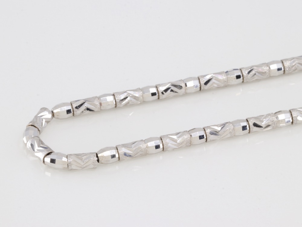 K18WGネックレスアップ