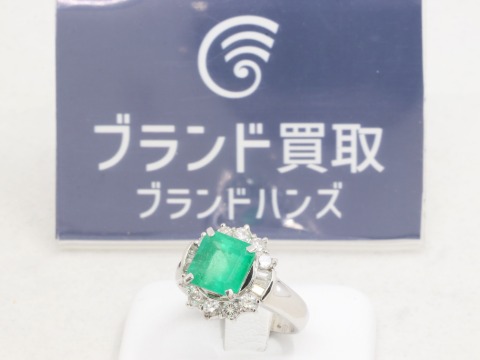 Pt900のエメラルド×ダイヤリング