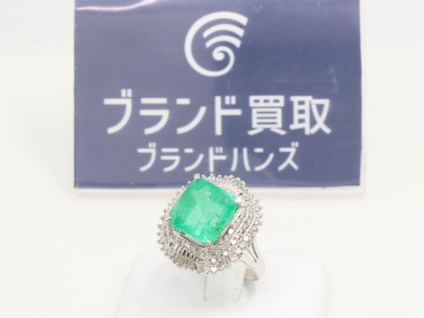 Pt900のエメラルド×ダイヤリング