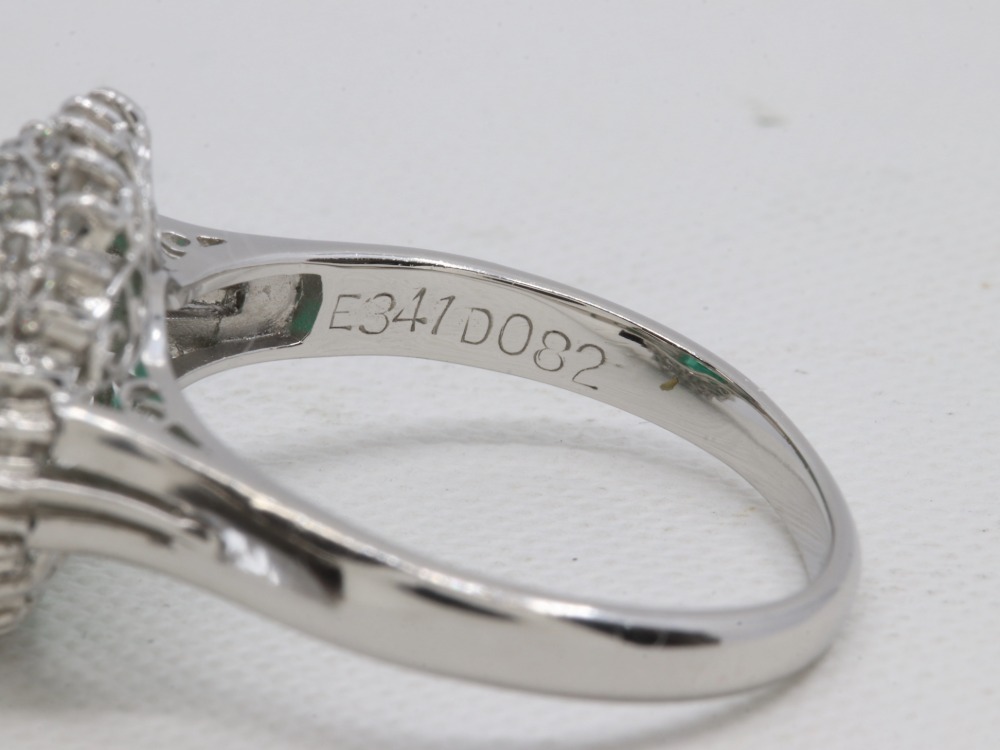 Pt900のエメラルドリング刻印