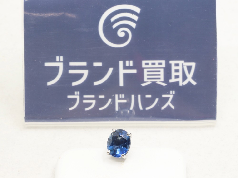 Pt900のサファイアピアス全体
